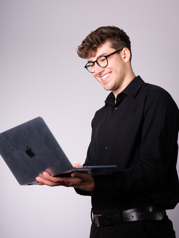 Specjalista od Marketingu w ViralBoost Media, pracujący na laptopie